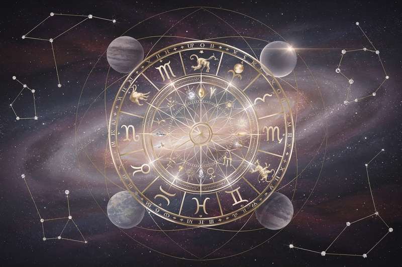 Rueda zodiacal con los doce signos astrológicos distribuidos en círculo alrededor del sol.
