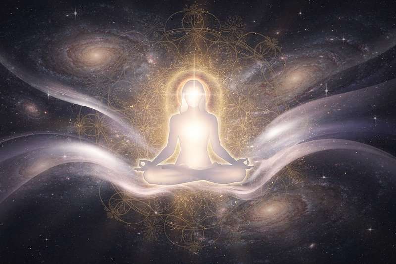 Mujer meditando en la naturaleza mientras experimenta paz interior y bienestar emocional.