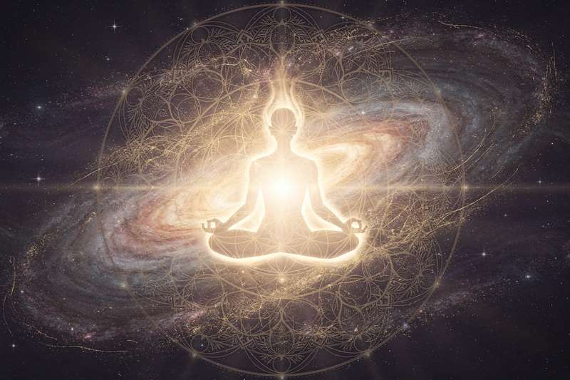 Mujer meditando en un espacio minimalista rodeada de elementos naturales que representan la paz interior y el desapego material.