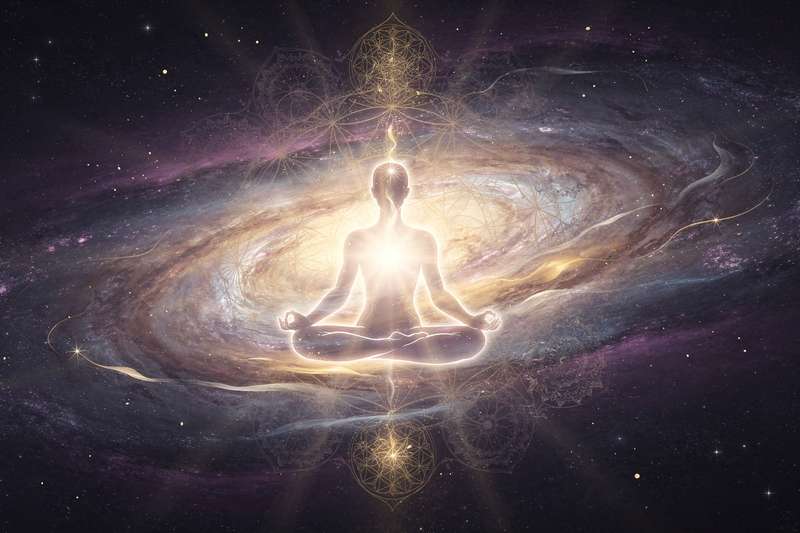 Representación simbólica de una silueta luminosa que transita entre dos dimensiones espirituales diferentes.