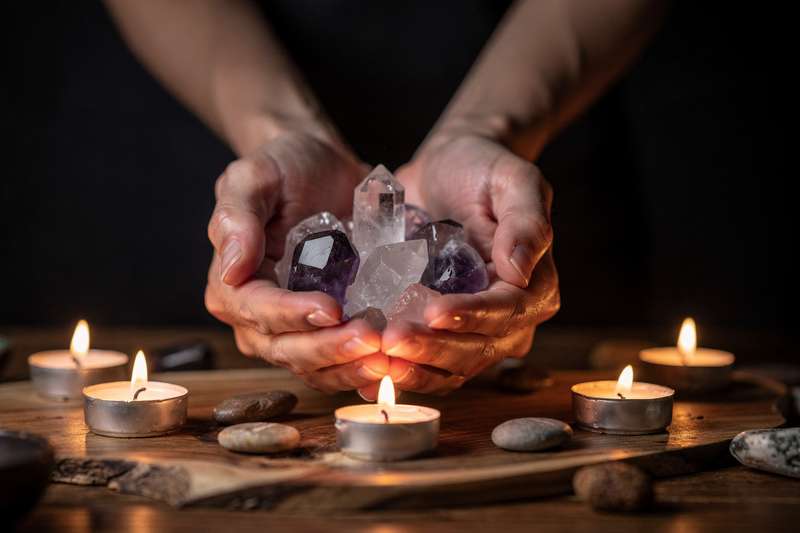 Cristales naturales con propiedades energéticas para controlar apetitos y deseos compulsivos en terapias holísticas.
