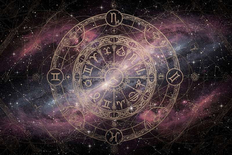 Configuración planetaria de marzo y abril con la Luna Llena brillando intensamente sobre las constelaciones del zodiaco.