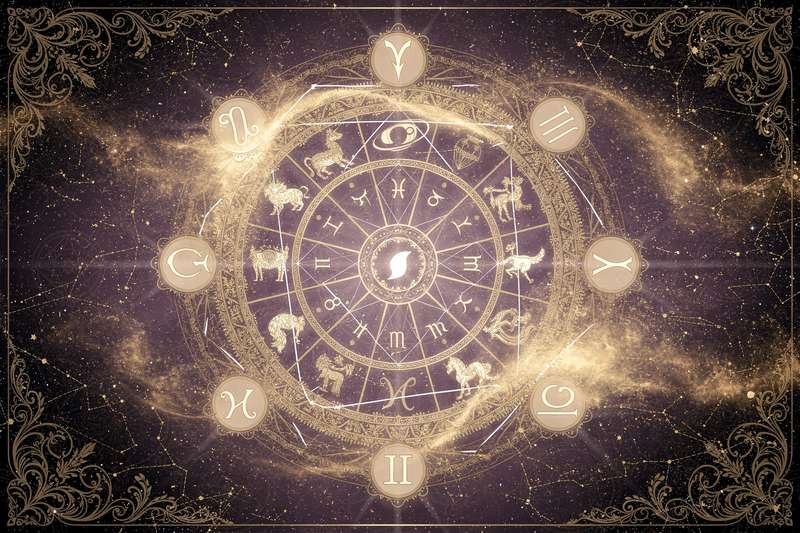 Predicciones astrológicas sobre relaciones románticas y vida íntima para el mes de enero según los signos zodiacales.