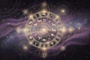 Pareja tomada de la manos bajo un cielo estrellado representando la compatibilidad romántica de Libra.