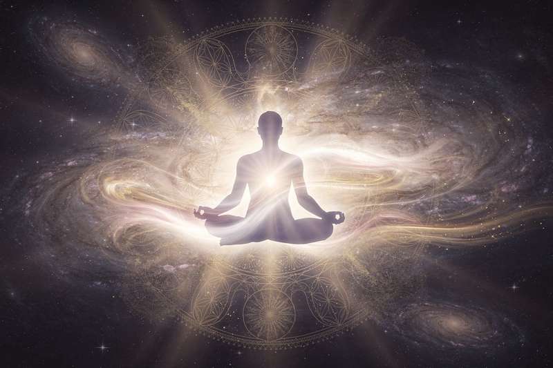 Persona realizando meditación consciente en un espacio sereno durante las festividades de invierno.