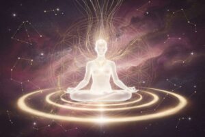 Cartas de tarot dispuestas sobre una superficie con velas encendidas durante una sesión de meditación espiritual.