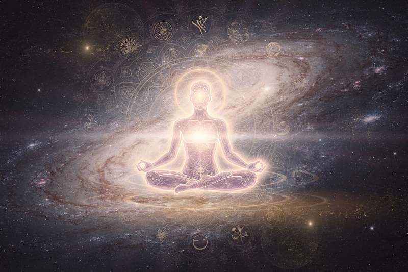 Representación visual del contraste entre la realidad física percibida y la verdadera naturaleza energética del universo según...