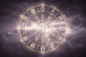 Hombre de signo Libra observando con interés a una mujer mientras conversan en un ambiente social.