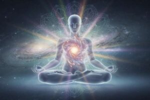 Mujer en meditación profunda con energía luminosa circulando a través de sus centros energéticos corporales.