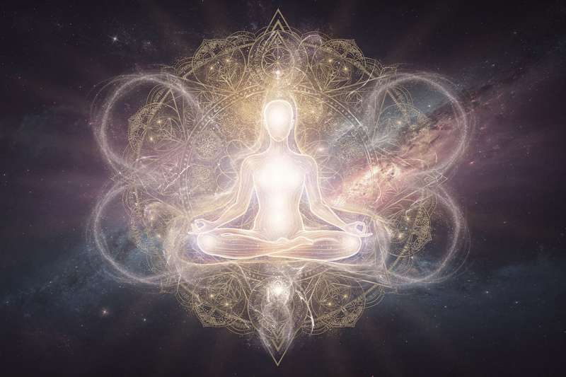 Persona en meditación liberándose de la necesidad de controlar situaciones en su camino espiritual.